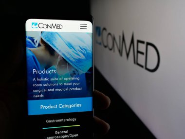 Stuttgart, Almanya - 11-26-2025: Tıbbi ekipman şirketi CONMED Corporation 'ın web sayfası olan cep telefonu logosu önünde ekranda. Telefon ekranının merkezine odaklan.