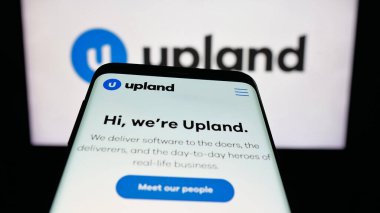 Stuttgart, Almanya - 11-26-2025: ABD 'li Upland Software Inc.' in web sitesi ile birlikte logo önünde ekranda. Telefon ekranının sol üst kısmına odaklan.