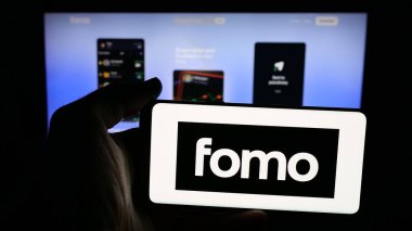 Stuttgart, Almanya - 11-26-2025: Şifreleme şirketi FOMO Labs 'ın logosunun bulunduğu cep telefonu web sayfası önünde ekranda. Telefon ekranına odaklan.