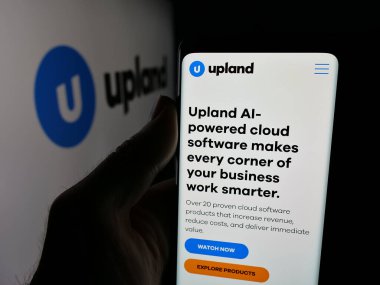 Stuttgart, Almanya - 11-26-2025: ABD 'li şirket Upland Software Inc.' nin web sayfası olan cep telefonu logosu önünde ekranda. Telefon ekranının merkezine odaklan.