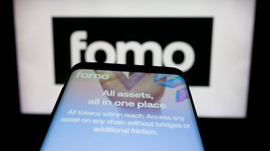 Stuttgart, Almanya - 11-26-2025: Kripto şirketi FOMO Labs Inc. 'in web sitesi olan cep telefonu logonun önünde ekranda. Telefon ekranının sol üst kısmına odaklan.