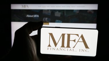 Stuttgart, Almanya - 11-26-2025: ABD 'li finans şirketi MFA Financial Inc.' in logosunun bulunduğu cep telefonu web sayfasının önünde ekranda. Telefon ekranına odaklan.