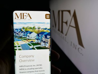 Stuttgart, Almanya - 11-26-2025: ABD 'li finans şirketi MFA Financial Inc.' in web sayfası olan cep telefonu logonun önünde ekranda. Telefon ekranının merkezine odaklan.