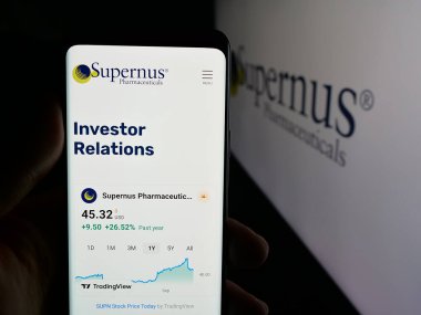 Stuttgart, Almanya - 11-26-2025: ABD 'li Supernus Pharmaceuticals Inc. şirketinin web sayfası logo önünde ekranda. Telefon ekranının merkezine odaklan.