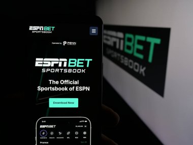 Stuttgart, Almanya - 11-26-2025: ABD 'li spor kitabı şirketi ESPN Bet' in web sayfası ile akıllı telefon sahibi kişi logonun önünde ekranda. Telefon ekranının merkezine odaklan.
