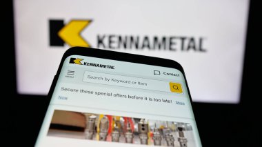Stuttgart, Almanya - 11-26-2025: ABD 'li kesme aletleri şirketi Kennametal Inc.' in web sitesi ile birlikte logo önünde ekranda. Telefon ekranının sol üst kısmına odaklan.