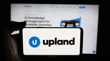 Stuttgart, Almanya - 11-26-2025: ABD 'li şirket Upland Software Inc.' nin logosu olan cep telefonu web sayfası önünde ekranda. Telefon ekranına odaklan.