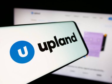 Stuttgart, Almanya - 11-26-2025: Web sitesi önünde ekranda Upland Software Inc. 'in logosuna sahip akıllı telefon. Telefon ekranının merkez soluna odaklan.