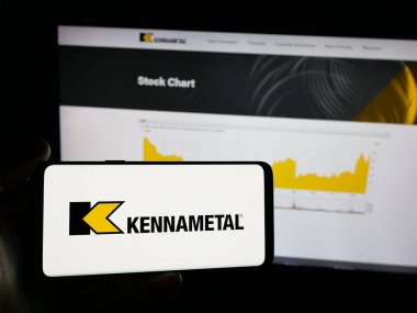 Stuttgart, Almanya - 11-26-2025: ABD 'li kesme aletleri şirketi Kennametal Inc.' in logosunu taşıyan kişi web sitesinin önünde ekranda. Telefon ekranına odaklan.
