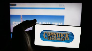 Stuttgart, Almanya - 11-26-2025: ABD 'li enerji şirketi Comstock Resources Inc.' in logosunun bulunduğu cep telefonu web sayfası önünde ekranda. Telefon ekranına odaklan.