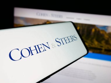 Stuttgart, Almanya - 11-26-2025: ABD 'li yatırım şirketi Cohen and Steers Inc.' in logosuna sahip akıllı telefon web sitesinin önünde ekranda. Telefon ekranının merkez soluna odaklan.