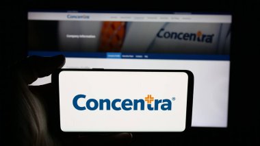 Stuttgart, Almanya - 11-26-2025: ABD 'li sağlık şirketi Concentra Inc.' in logosunun bulunduğu cep telefonu web sayfası önünde ekranda. Telefon ekranına odaklan.