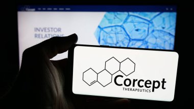 Stuttgart, Almanya - 11-26-2025: ABD 'li ilaç şirketi Corcept Therapeutics Inc.' in logosunun bulunduğu cep telefonu web sayfasının önünde ekranda. Telefon ekranına odaklan.