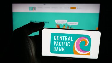 Stuttgart, Almanya - 11-26-2025: İnternet sayfası önünde ekranda finans şirketi Central Pacific Bank 'ın (CPB) logosunun bulunduğu cep telefonu sahibi kişi. Telefon ekranına odaklan.