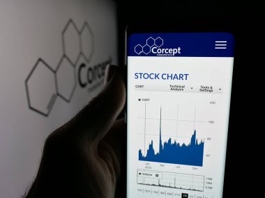 Stuttgart, Almanya - 11-26-2025: ABD 'li ilaç şirketi Corcept Therapeutics Inc.' in web sayfası ile akıllı telefon sahibi kişi logonun önünde ekranda. Telefon ekranının merkezine odaklan.