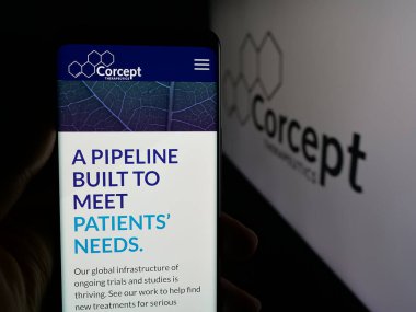 Stuttgart, Almanya - 11-26-2025: ABD 'li ilaç şirketi Corcept Therapeutics Inc.' in web sayfası olan cep telefonu logonun önünde ekranda. Telefon ekranının merkezine odaklan.