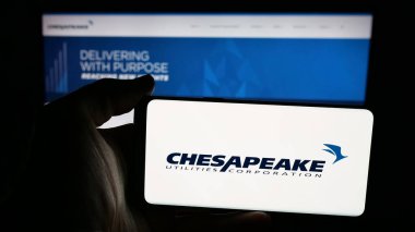 Stuttgart, Almanya - 11-26-2025: ABD 'li Chesapeake Utilities Corporation şirketinin logosunun bulunduğu cep telefonu web sayfası önünde ekranda. Telefon ekranına odaklan.