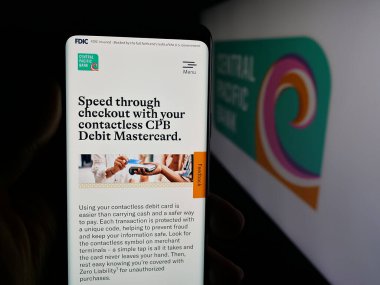 Stuttgart, Almanya - 11-26-2025: Finans şirketi Central Pacific Bank 'ın (CPB) internet sayfası olan cep telefonu logonun önünde ekranda. Telefon ekranının merkezine odaklan.