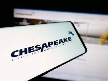 Stuttgart, Almanya - 11-26-2025: ABD 'li Chesapeake Utilities Corporation şirketinin logosuna sahip akıllı telefon web sitesinin önünde ekranda. Telefon ekranının merkezine odaklan.