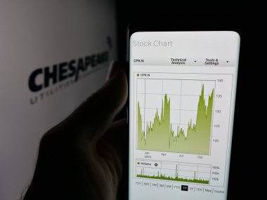 Stuttgart, Almanya - 11-26-2025: ABD 'li Chesapeake Utilities Corporation şirketinin web sayfası logo önünde ekranda. Telefon ekranının merkezine odaklan.