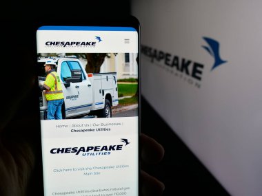 Stuttgart, Almanya - 11-26-2025: ABD 'li Chesapeake Utilities Corporation şirketinin web sayfası olan kişi logo önünde ekranda. Telefon ekranının merkezine odaklan.