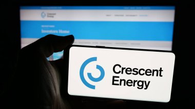 Stuttgart, Almanya - 11-26-2025: ABD 'li petrol şirketi Crescent Energy Company' nin logosunun bulunduğu cep telefonu web sayfasının önünde ekranda. Telefon ekranına odaklan.