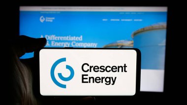 Stuttgart, Almanya - 11-26-2025: ABD 'li petrol şirketi Crescent Energy Company' nin logosunun bulunduğu cep telefonu web sayfası önünde ekranda. Telefon ekranına odaklan.