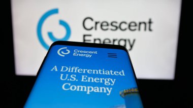 Stuttgart, Almanya - 11-26-2025: ABD 'li petrol şirketi Crescent Energy Company' nin web sitesinin bulunduğu cep telefonu logonun önünde ekranda. Telefon ekranının sol üst kısmına odaklan.