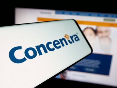 Stuttgart, Almanya - 11-26-2025: Web sitesi önünde ekranda ABD 'li sağlık şirketi Concentra Inc.' in logosuna sahip akıllı telefon. Telefon ekranının merkez soluna odaklan.