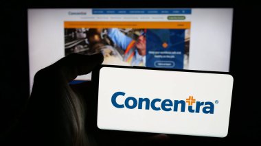 Stuttgart, Almanya - 11-26-2025: ABD 'li sağlık şirketi Concentra Inc.' in logosunun bulunduğu cep telefonu web sayfası önünde ekranda. Telefon ekranına odaklan.