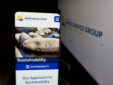 Stuttgart, Almanya - 11-27-2025: ABD 'li şirket California Su Hizmeti Grubu' nun web sayfası olan cep telefonu logosu önünde ekranda. Telefon ekranının merkezine odaklan.