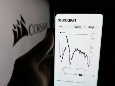 Stuttgart, Almanya - 11-27-2025: Bilgisayar donanım şirketi Corsair Gaming Inc. 'in web sayfası olan cep telefonu logonun önünde ekranda. Telefon ekranının merkezine odaklan.