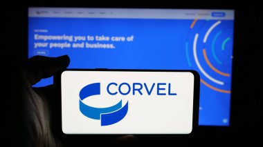 Stuttgart, Almanya - 11-27-2025: ABD 'li risk yönetimi şirketi CorVel Corporation' ın logosunun bulunduğu cep telefonu web sayfası önünde ekranda. Telefon ekranına odaklan.
