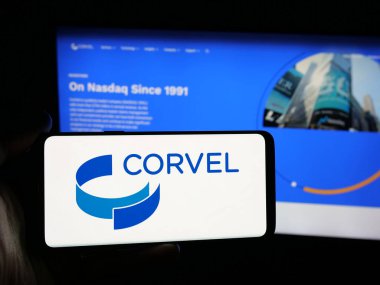 Stuttgart, Almanya - 11-27-2025: ABD 'li risk yönetimi şirketi CorVel Corporation' ın logosuna sahip akıllı telefon web sitesinin önünde ekranda. Telefon ekranına odaklan.