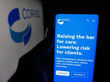 Stuttgart, Almanya - 11-27-2025: ABD 'li risk yönetimi şirketi CorVel Corporation' ın web sayfası olan cep telefonu logosu önünde ekranda. Telefon ekranının merkezine odaklan.