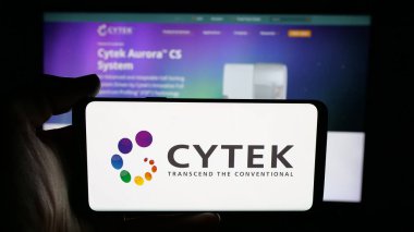 Stuttgart, Almanya - 11-27-2025: ABD 'li biyoteknoloji şirketi Cytek Biosciences Inc.' in logosunun bulunduğu cep telefonu web sayfasının önünde ekranda. Telefon ekranına odaklan.