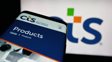 Stuttgart, Almanya - 11-27-2025: ABD 'li elektronik şirketi CTS Corporation' ın web sitesiyle birlikte cep telefonu logonun önünde ekranda. Telefon ekranının sol üst kısmına odaklan.