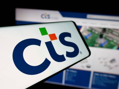 Stuttgart, Almanya - 11-27-2025: İnternet sitesi önünde ekranda ABD 'li elektronik şirketi CTS Corporation' ın logosuna sahip akıllı telefon. Telefon ekranının merkez soluna odaklan.