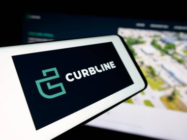 Stuttgart, Almanya - 11-27-2025: Web sitesinin önünde ekranda Curbline Properties Corp. 'un logosuna sahip akıllı telefon. Telefon ekranının merkez soluna odaklan.