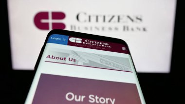 Stuttgart, Almanya - 11-27-2025: ABD 'li finans şirketi Citizens Business Bank' ın web sitesiyle birlikte cep telefonu logonun önünde ekranda. Telefon ekranının sol üst kısmına odaklan.