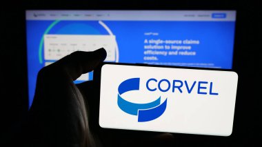 Stuttgart, Almanya - 11-27-2025: ABD 'li risk yönetimi şirketi CorVel Corporation' ın logosuna sahip cep telefonu web sayfasının önünde ekranda. Telefon ekranına odaklan.