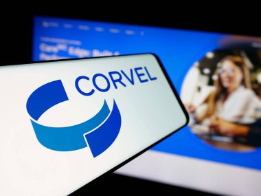 Stuttgart, Almanya - 11-27-2025: ABD 'li risk yönetimi şirketi CorVel Corporation' ın logosuna sahip akıllı telefon web sitesinin önünde ekranda. Telefon ekranının merkez soluna odaklan.