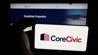 Stuttgart, Almanya - 11-28-2025: ABD cezaevi müteahhitlik şirketi CoreCivic Inc. 'in logosunun bulunduğu cep telefonu web sitesinin önünde ekranda. Telefon ekranına odaklan.