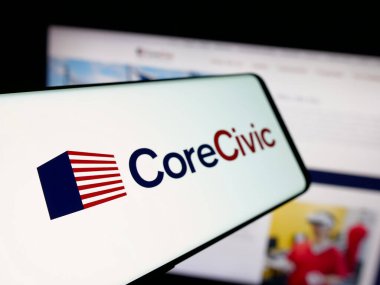 Stuttgart, Almanya - 11-28-2025: İnternet sitesi önünde ekranda CoreCivic Inc. 'in logosuna sahip akıllı telefon. Telefon ekranının soluna odaklan.