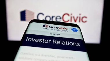 Stuttgart, Almanya - 11-28-2025: ABD 'li cezaevi müteahhitlik şirketi CoreCivic Inc.' in web sitesiyle birlikte cep telefonu logonun önünde ekranda. Telefon ekranının sol üst kısmına odaklan.