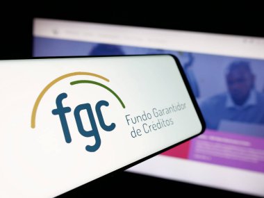Stuttgart, Almanya - 11-28-2025: İnternet sitesinin önünde ekranda Brezilya Fundo Garantidor de Creditos (FGC) logosu bulunan akıllı telefon. Telefon ekranının merkez soluna odaklan.