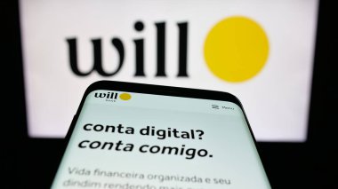 Stuttgart, Almanya - 11-28-2025: Brezilya bankasının web sitesi Will Financeira S.A. ile birlikte cep telefonu logonun önünde ekranda. Telefon ekranının sol üst kısmına odaklan.