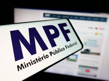 Stuttgart, Almanya - 11-28-2025: İnternet sitesi önünde ekranda Brezilyalı Ministerio Publico Federal (MPF) logosu olan akıllı telefon. Telefon ekranının merkez soluna odaklan.