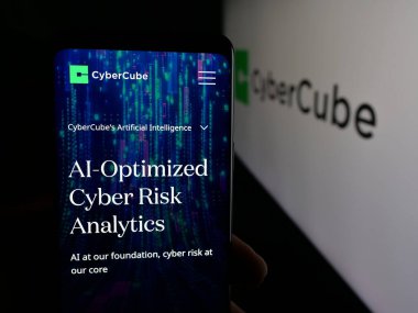 Stuttgart, Almanya - 11-28-2025: Siber Küp Analitik Analiz Şirketi web sayfası olan akıllı telefon sahibi kişi logonun önünde ekranda. Telefon ekranının merkezine odaklan.