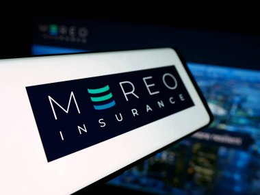 Stuttgart, Almanya - 11-28-2025: Finans şirketi Mereo Sigorta Limited 'in logosuna sahip akıllı telefon web sitesinin önünde ekranda. Telefon ekranının soluna odaklan.